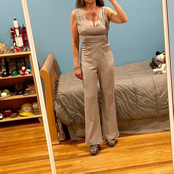 Bebe mitered light grey pinstripe side cutout flare leg jumpsuit sz 2 - Picture 10 of 15